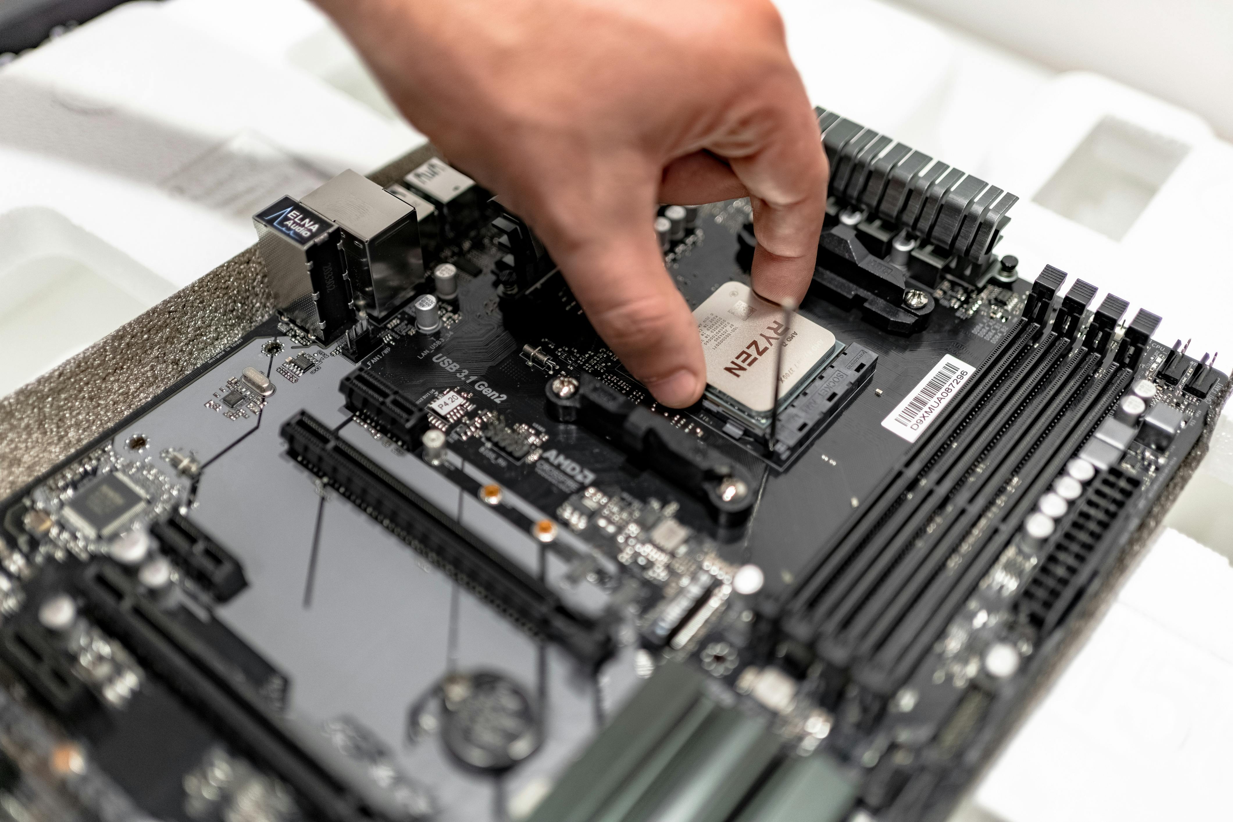 Técnico instalando processador AMD Ryzen em placa-mãe